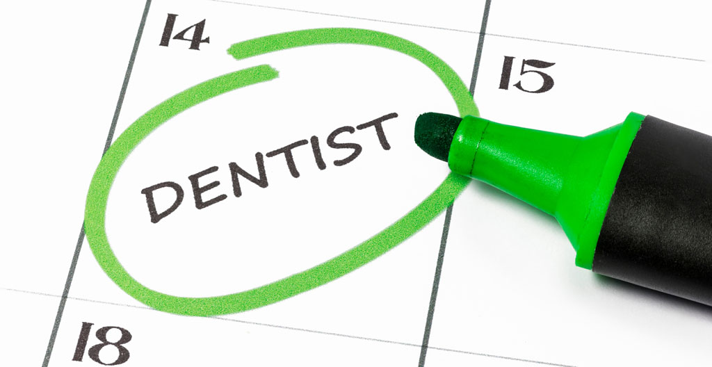 Femme professionnelle marchant d'un pas décidé près d'un immeuble moderne après rendez-vous dentaire