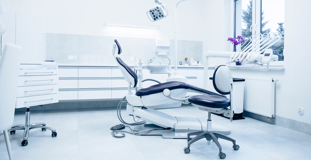 Intérieur de cabinet dentaire moderne avec fauteuil et équipement professionnel pour soins dentaires